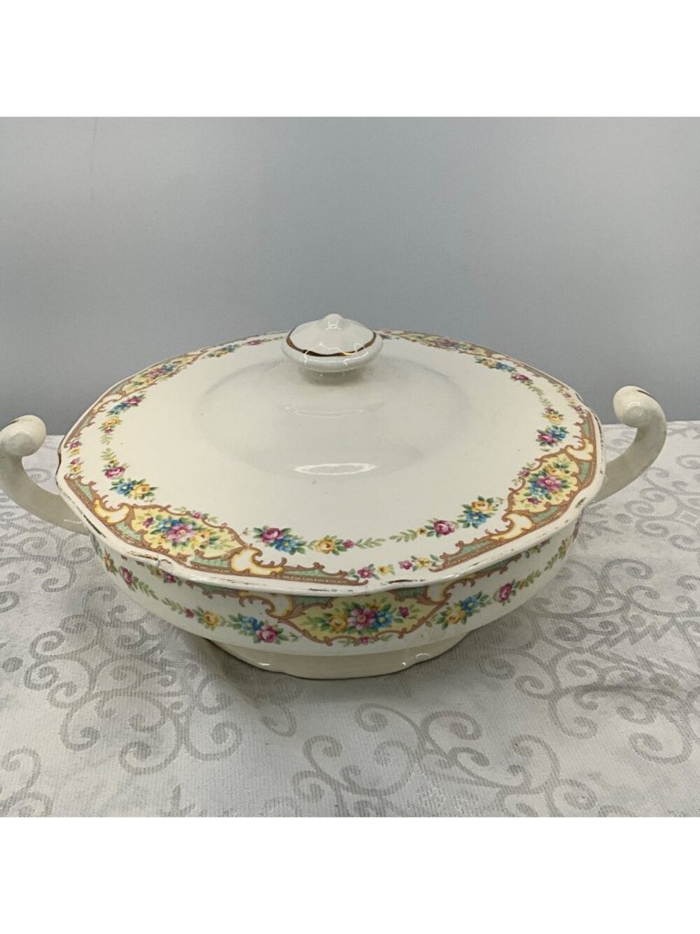 Mount Clemens Mildred Round Covered Vegetable Bowl w/ Lid 1930s